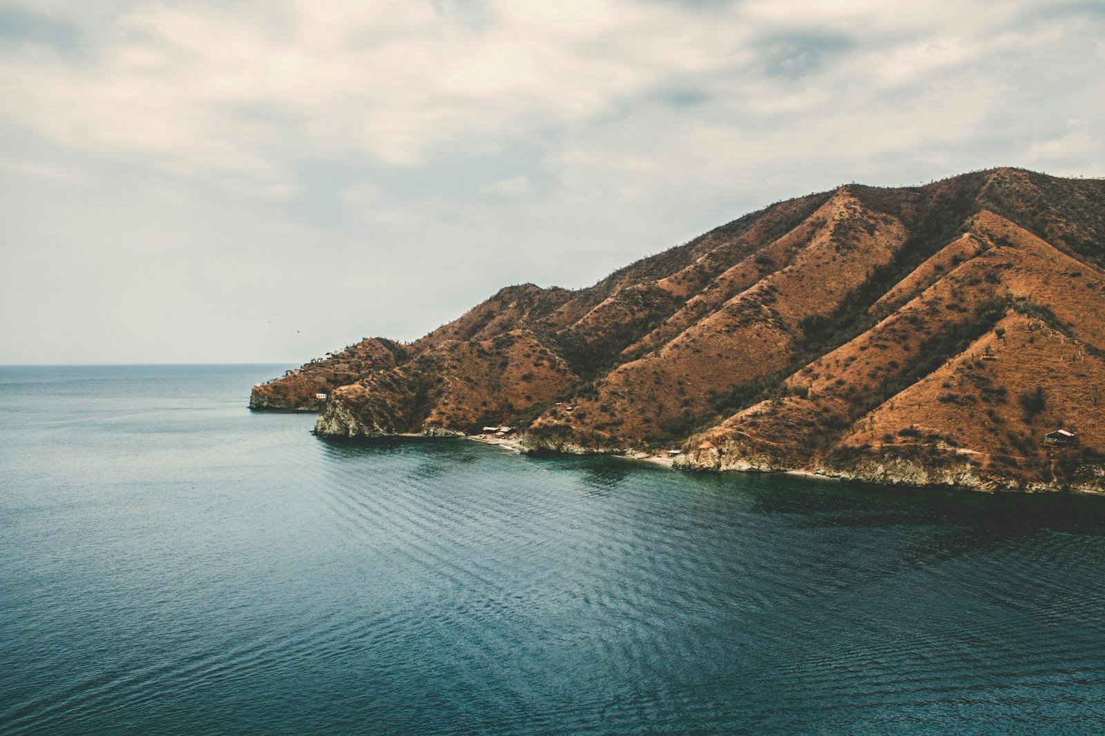 Litoral y montañas junto a la bahía de Taganga